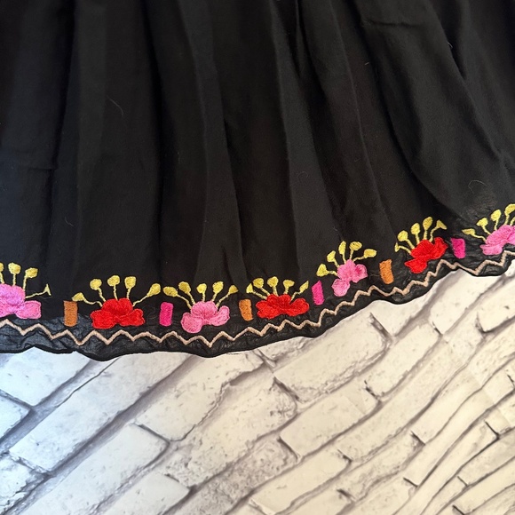 Bali Queen Bell sleeve tunic flow fit and embroidered embellishments - Picture 11 of 12